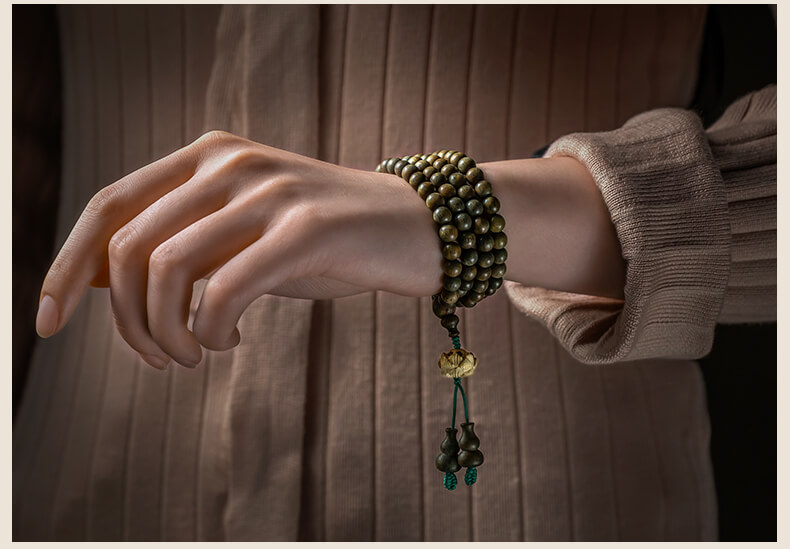 《Graceful Countenance》 Green Sandalwood 108-Bead Good Luck Buddhist Prayer Beads for Men and Women