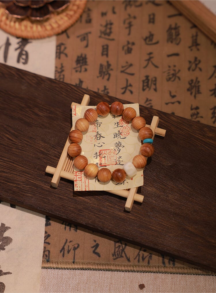 《Waves》 natural thuja men and women playing with Buddhist beads bracelets