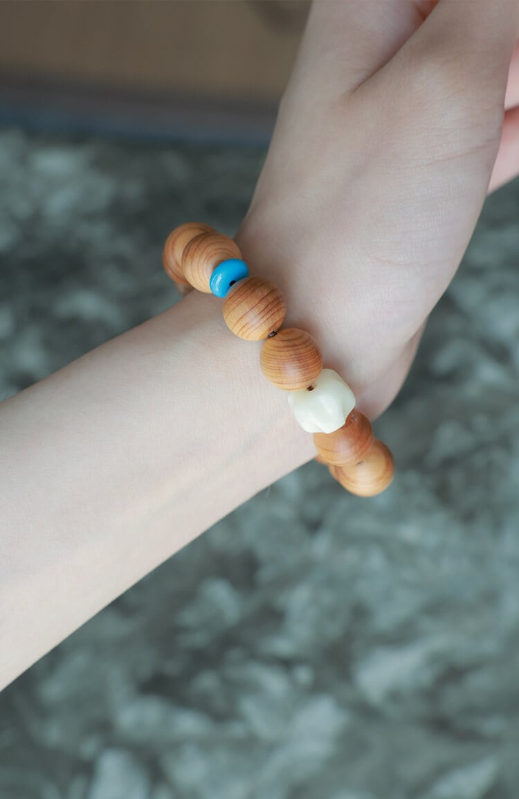 《Waves》 natural thuja men and women playing with Buddhist beads bracelets