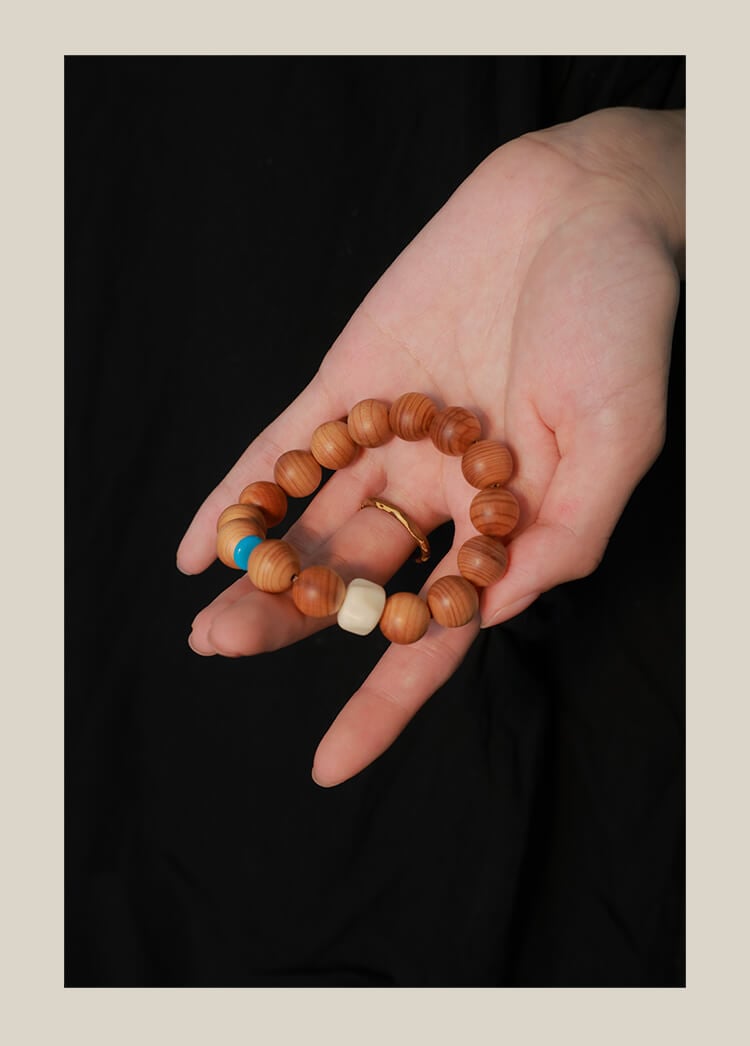 《Waves》 natural thuja men and women playing with Buddhist beads bracelets