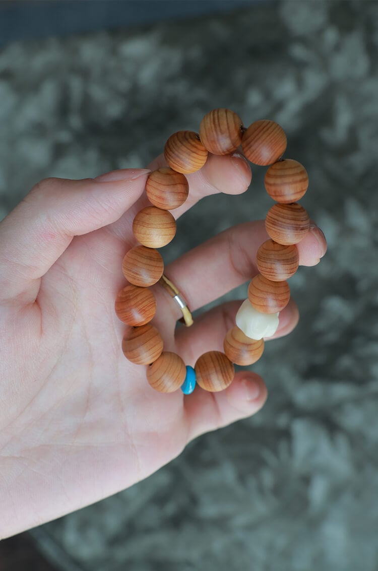 《Waves》 natural thuja men and women playing with Buddhist beads bracelets