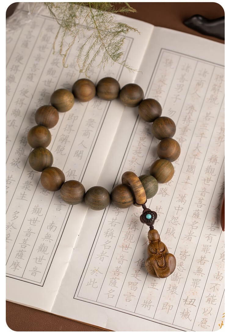 Buddha bless peace ~ Natural sandalwood phaseless Buddha hand holding