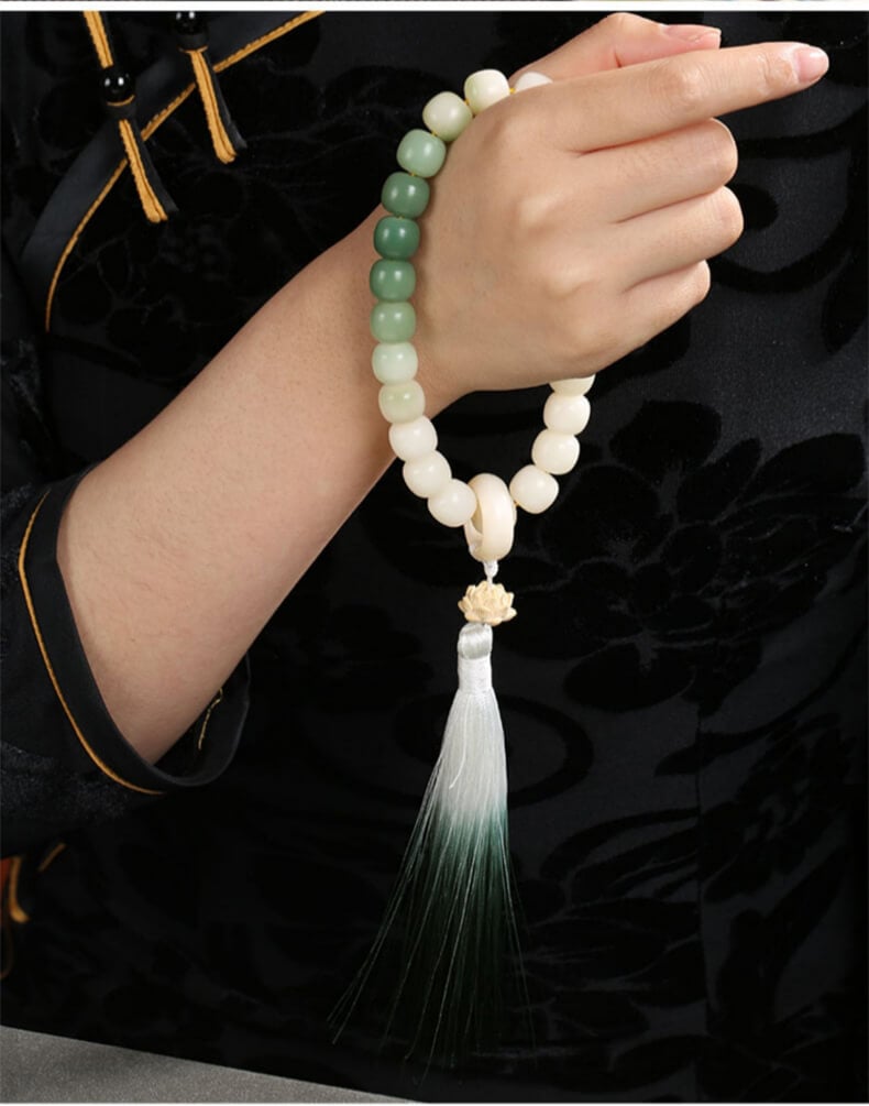 Nian'an ~ Holding a gradient white jade bodhi root bracelet