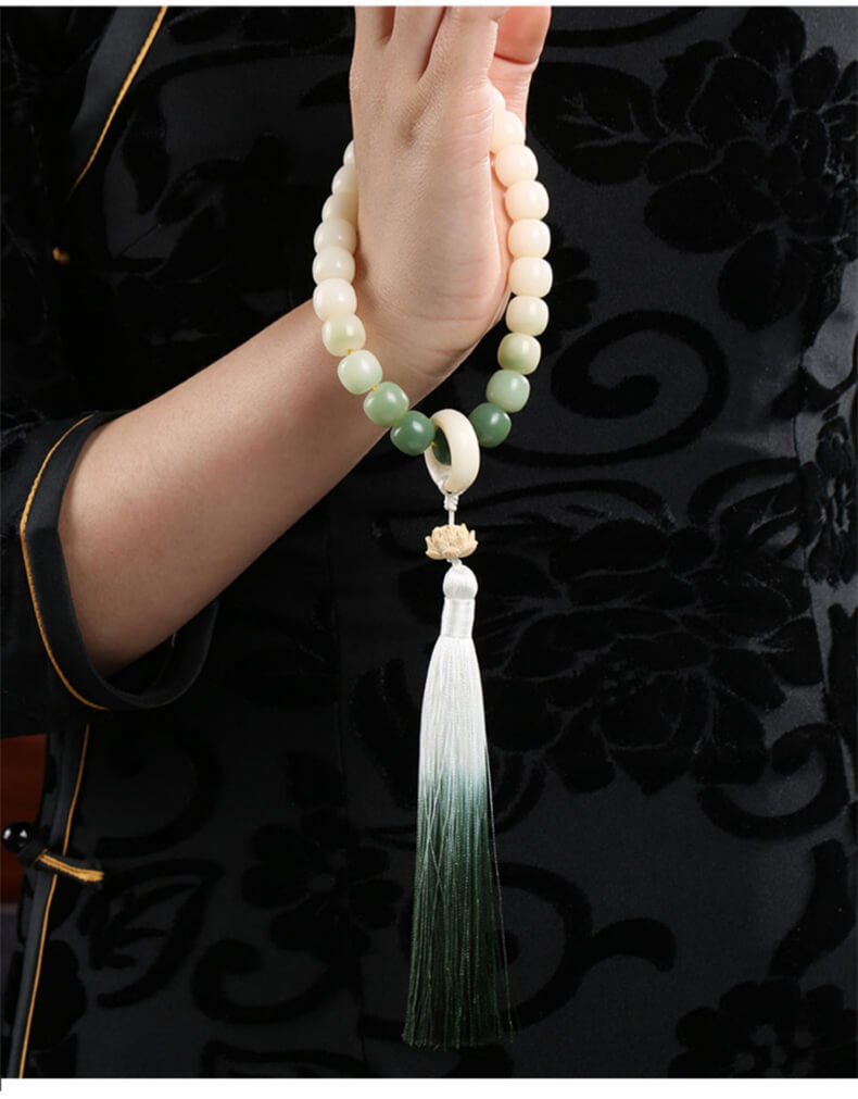 Nian'an ~ Holding a gradient white jade bodhi root bracelet