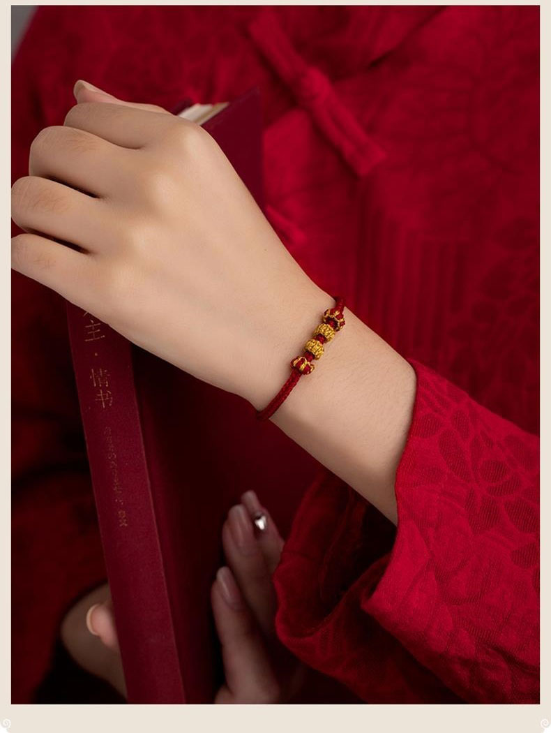 《Ben Ming Nian》 can be DIYed to wear the red rope bracelet with transfer beads